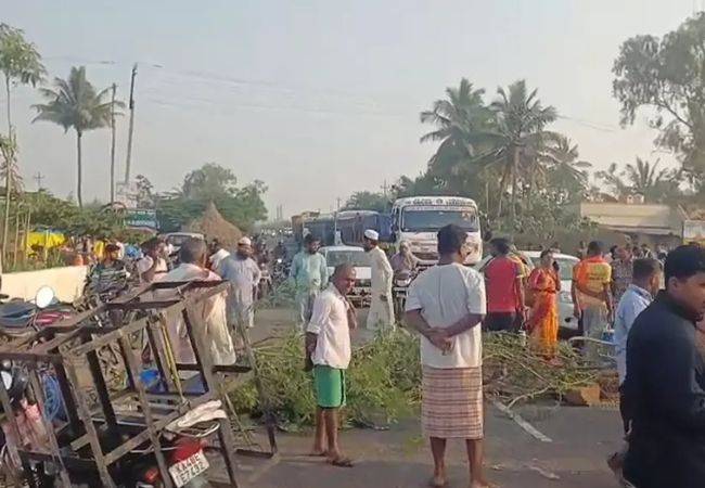 Sugarcane farmers continue struggle for MSP; block roads in rural...