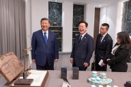 Xi Jokes About Spying with Phone Gift for South Korea's Lee