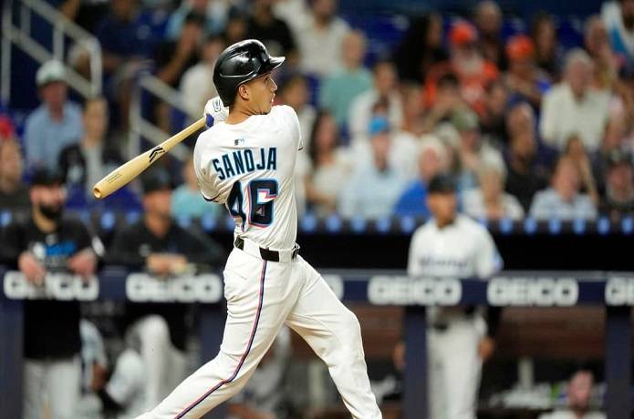 Tres venezolanos premiados con el Guante de Oro 2025