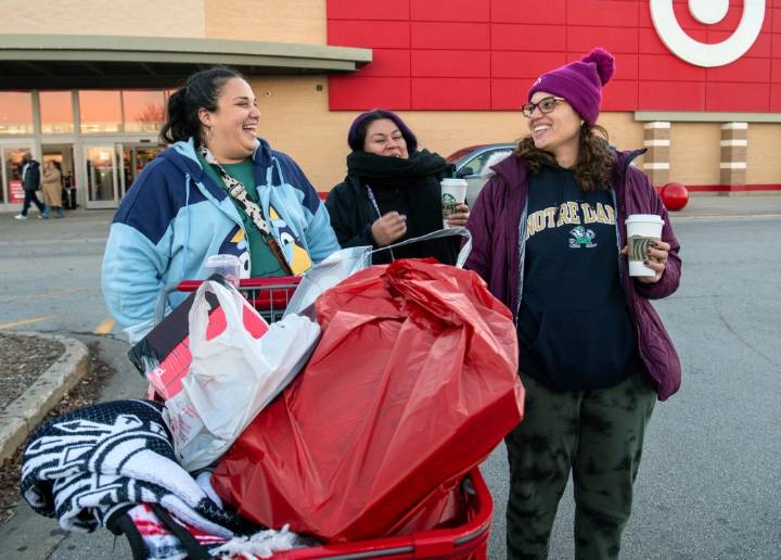 Despite cold temperature, early deals shoppers continue Black Friday traditions