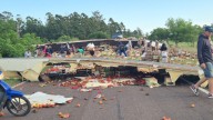 Corrientes: camión con verduras volcó en Esquina y vecinos saquearon toda la carga