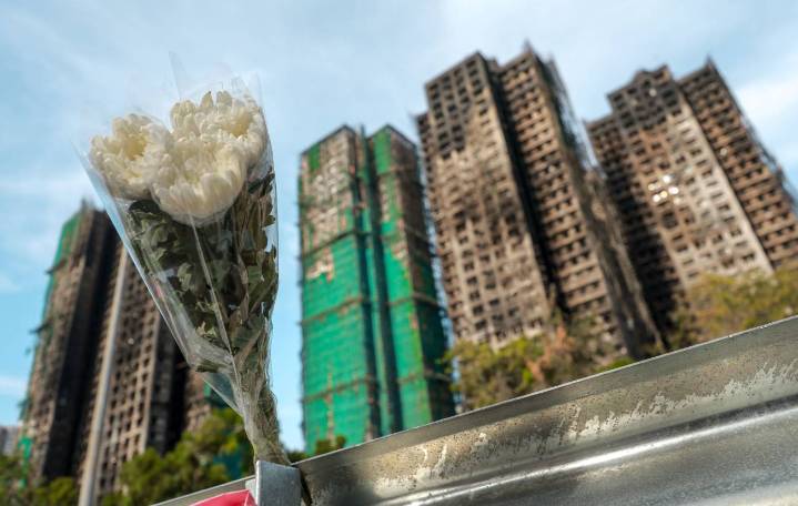 Van 128 muertos y 200 desaparecidos por incendio en edificios en Hong Kong