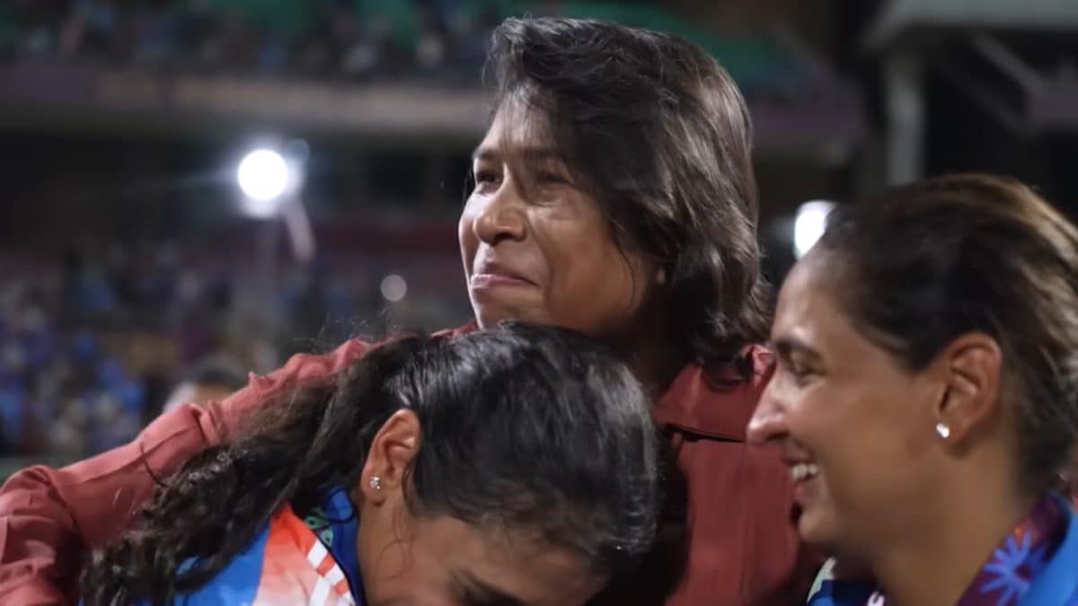 India Legends Mithali Raj And Jhulan Goswami Celebrate With World Cup Trophy