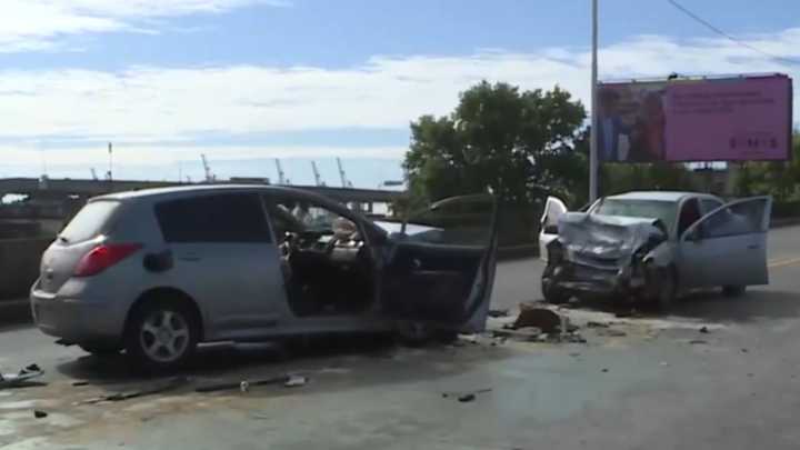 Violento choque frontal entre dos autos en el puente Nicolás Avellaneda
