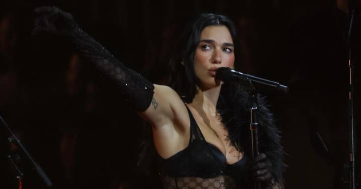 Dua Lipa canta ‘De música ligera’ y su nivel de español sorprende