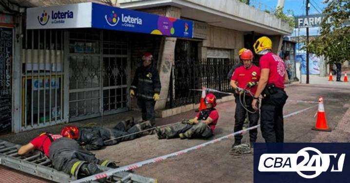 Rescataron a una mujer que cayó a un pozo negro en un barrio de Córdoba