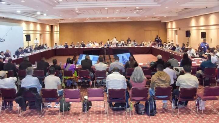 Se reúnen autoridades con representantes indígenas de Michoacán