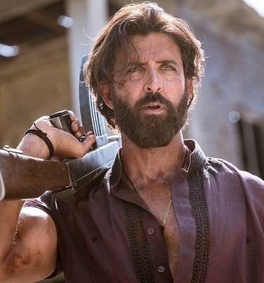 Hrithik Roshan congratulates Farhan Akhtar for pushing limits with 120 Bahadur