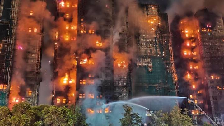 Fotos y videos | Enorme incendio en complejo de edificios en Hong Kong deja, por lo menos, 36 muertos y 279 desaparecidos