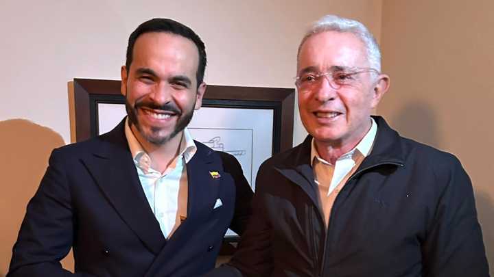 Álvaro Uribe respondió a la propuesta de Abelardo de la Espriella de realizar una encuesta el 10 de diciembre para elegir al candidato antipetrista
