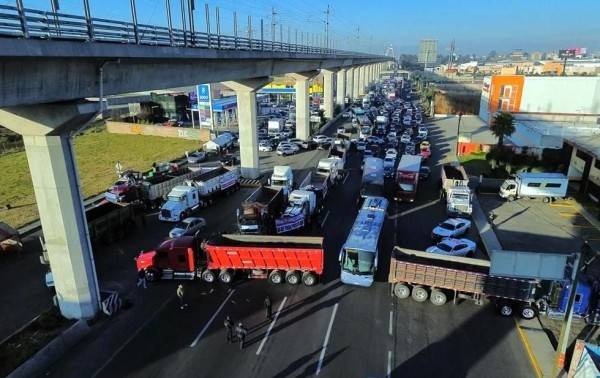Bloquean transportistas y agro carreteras