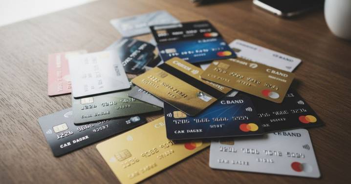Aprueban cambios a tarjetas de crédito y débito no solicitadas: no te podrán cobrar ni afectar tu historial