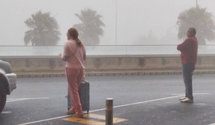 La borrasca Claudia cancela 29 vuelos y un desvío en Canarias
