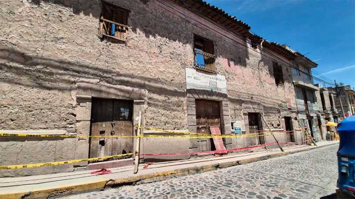 Casa antigua en San Blas obliga a peatones a bajar a la pista por riesgo de colapso
