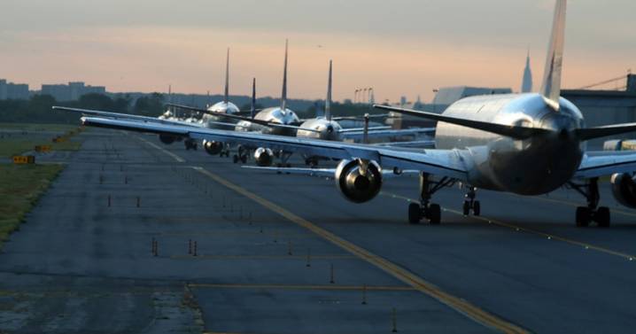 Las aerolíneas de EE. UU. cancelan cientos de vuelos por el cierre del Gobierno federal