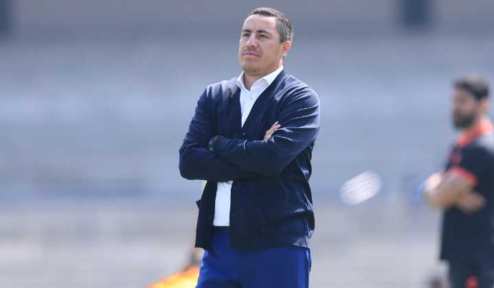 Efraín Juárez recibe apoyo de un grupo de aficionados de Pumas (Video)