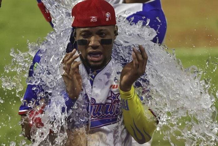 Acuña Jr. lidera triunfo de Tiburones y hunde a Leones en la tabla