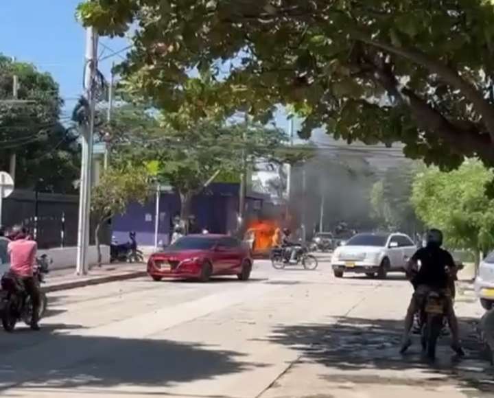 Carro se incendió y quedó reducido a cenizas en el barrio La Esperanza