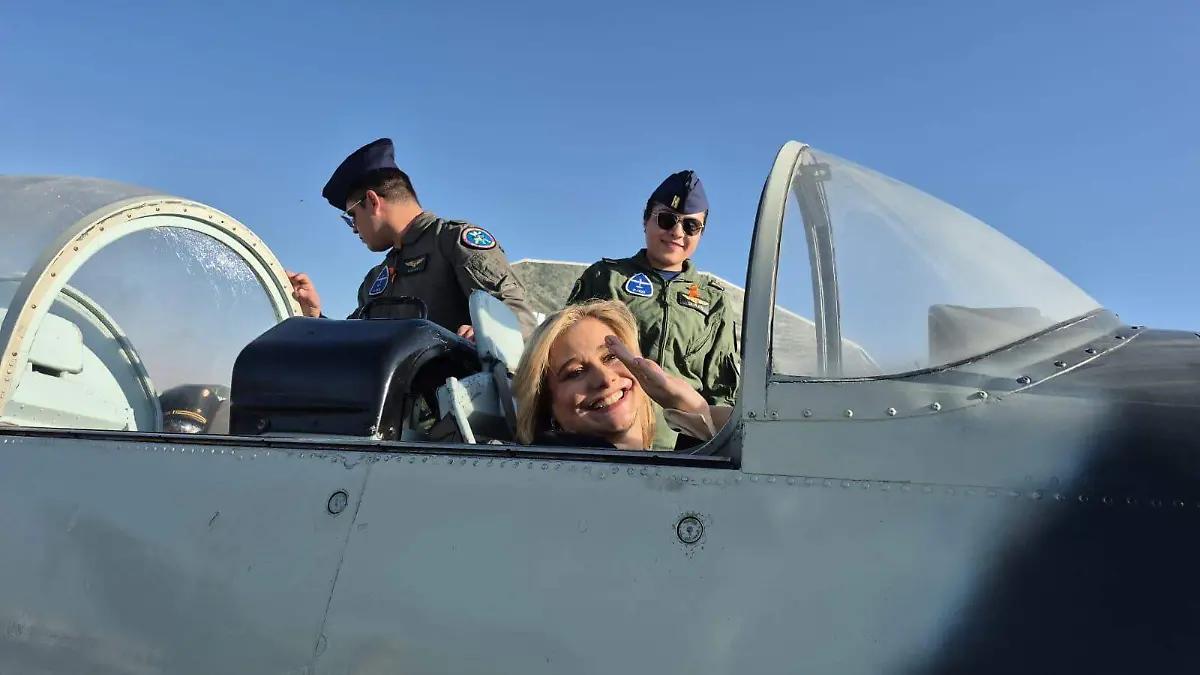 ¡A volar! Aprovecha Maru Campos su visita a la Gran Fuerza de México para subir a un avión de combate Pilatus