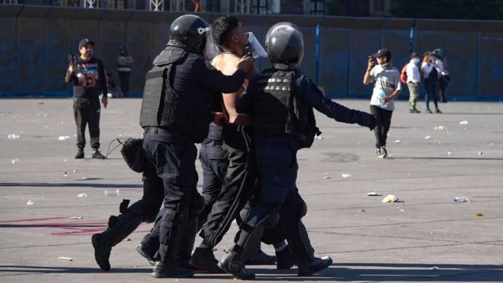 Partidos políticos y abogados ofrecen servicios jurídicos a familias de detenidos en marcha de Generación Z
