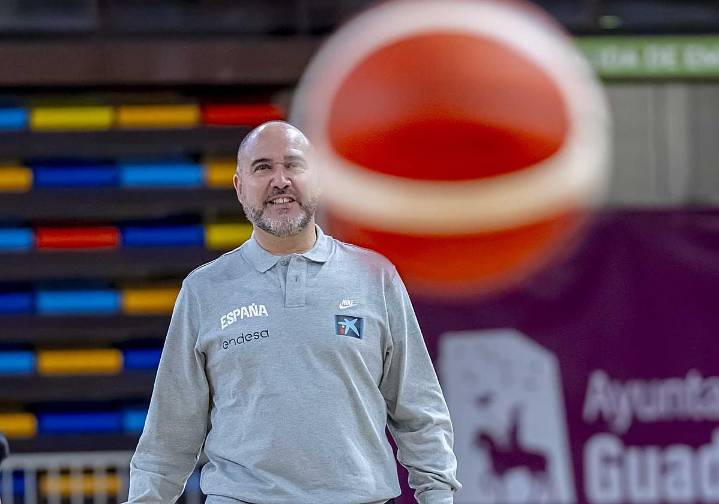 Chus Mateo: «Tengo 16 jugadores de 14 clubes, no es fácil conformar un equipo»