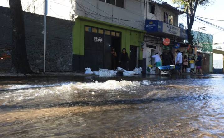 Vecinos de Azcapotzalco reportan mega fuga de agua; hay casas inundadas
