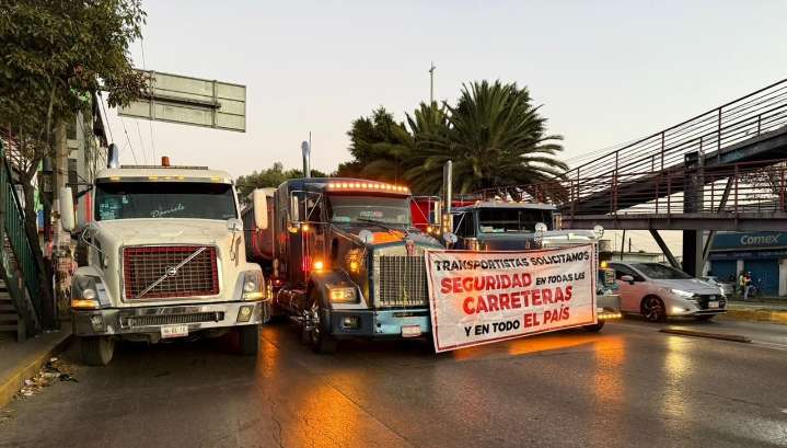 Megabloqueo de transportistas y campesinos paraliza carreteras en México