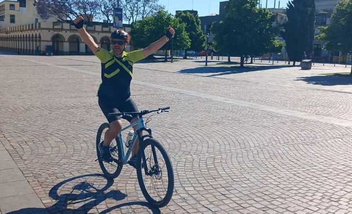 Pedaleó más de 550 kilómetros para homenajear a su padre