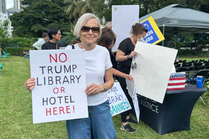 Protestan en Miami contra la futura biblioteca de Trump durante su visita a la ciudad