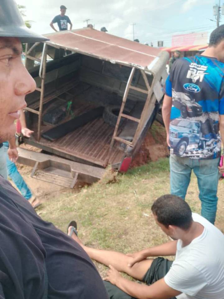 Camioneta del transporte público sufre accidente grave cerca del cerro El...