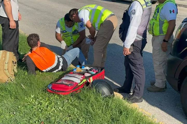 Motociclista termina lesionado tras golpearse con una guarnición en Playa del Carmen