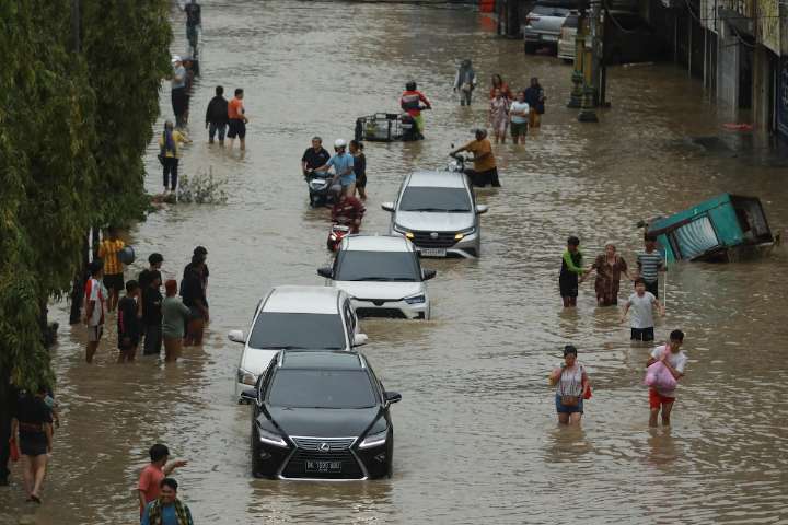 Death toll from Southeast Asia floods tops 300 as recovery operations step up