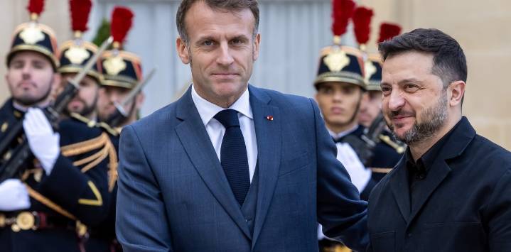 Acuerdo militar histórico: Francia vende a Ucrania 100 cazas Rafale y sistemas de defensa aérea por una década