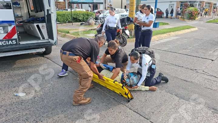Camioneta embiste a joven en avenida Los Tules, Puerto Vallarta