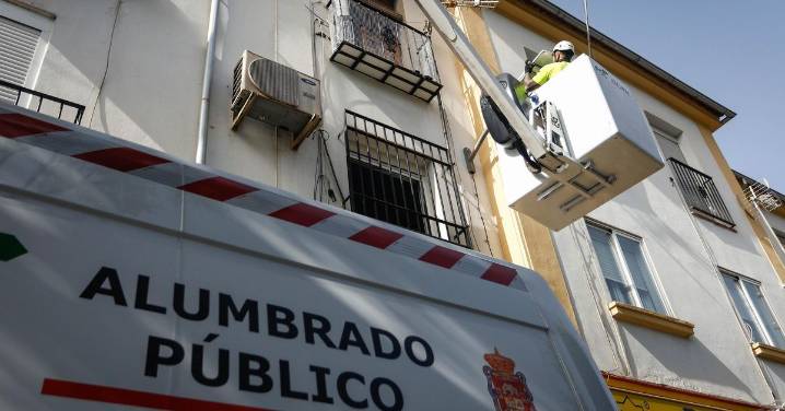 El nuevo alumbrado inteligente de Granada: bajar potencia en Semana Santa, sensores de movimiento y una app móvil nueva en el mercado