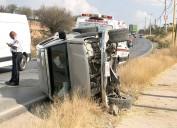 Mujer al volante de una camioneta termina volcada por no atropellar a un animal en la carretera estatal 152