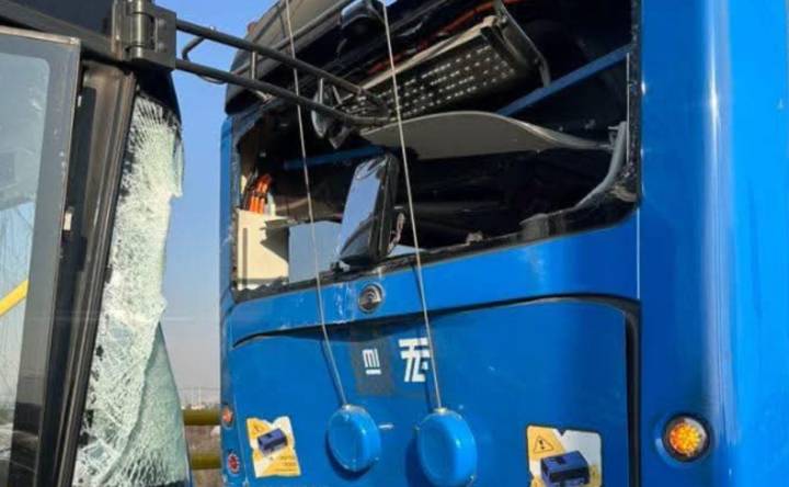 "¡Vienes durmiendo!", chofer cansado provoca choque en Trolebús de Chalco