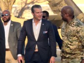 Secretario de Guerra de EE.UU., Pete Hegseth, visita la zona desmilitarizada...