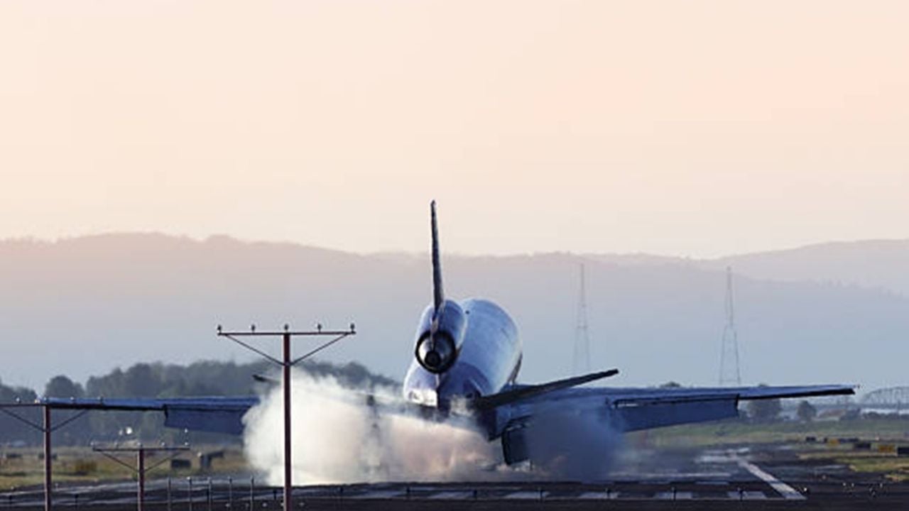 Chocan aviones en pista de aeropuerto LaGuardia de Nueva York
