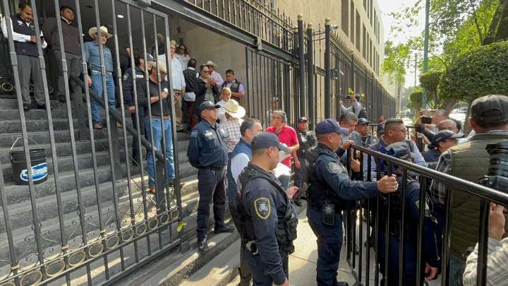 Transportistas y agricultores reanudan diálogo con autoridades en Gobernación
