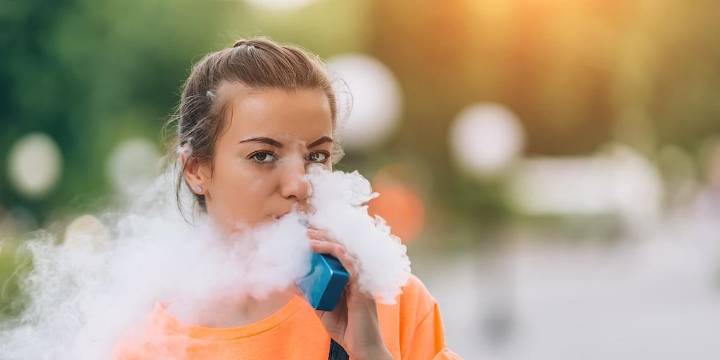 Las tendencias de vapeo de nicotina en adolescentes muestran una poderosa evidencia de adicción