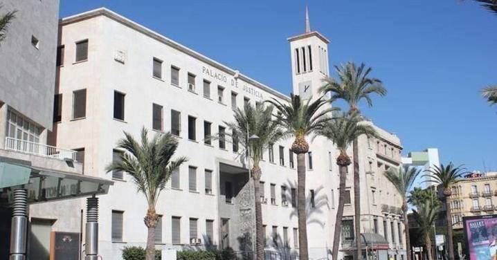 Tres años y medio de prisión por robar en tres viviendas de Almería tras escalar hasta las ventanas