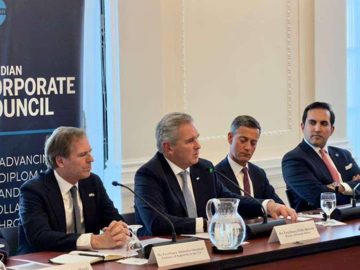 En Washington. Tras su reunión para avanzar en el acuerdo comercial con EE.UU., Quirno es recibido por el secretario de Estado