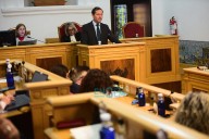 Velázquez sugiere que el rodaje de películas podría haber retrasado la entrega de la Junta del Virgen de la Salud a la Seguridad Social