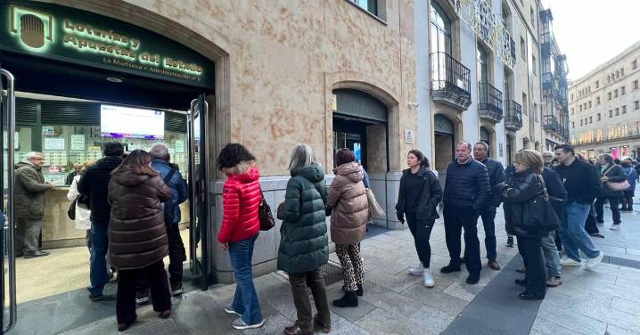 Largas colas en Salamanca por la ilusión ilusión navideña del número de la Lotería de la USAL