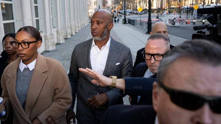 Portland Trail Blazers coach Chauncey Billups pleads not guilty in rigged poker games case