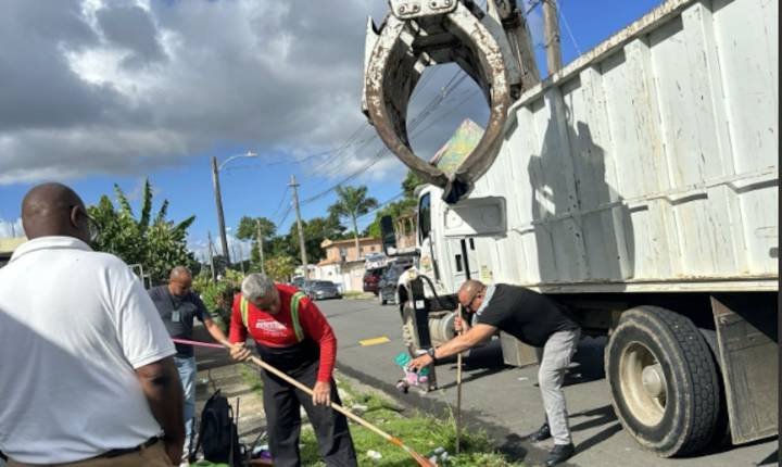 Policías y Bomberos le dan la mano a una familia afectada por incendio