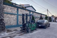 Saltillo: vecino usa calle como bodega dejando montacargas y estructura metálica