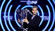 Carlos Alcaraz recibe el trofeo de número 1 del mundo en el ranking ATP 2025