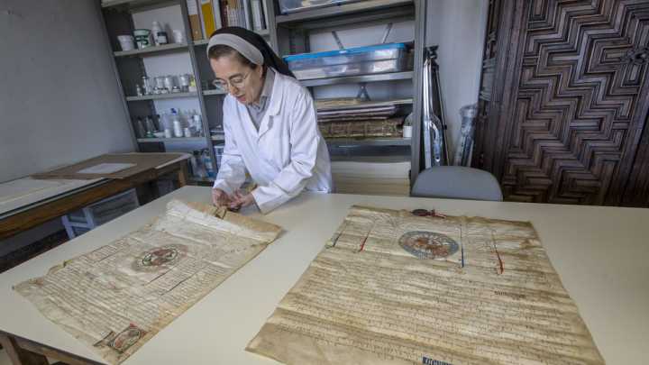 Sor María Dolores, la monja que cura libros: "El bisturí lo sigo manejando"